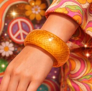 VINTAGE 80S LUCITE BRACELET HONEYCOMB TEXTURED AMBER YELLOW CHUNKY BANGLE